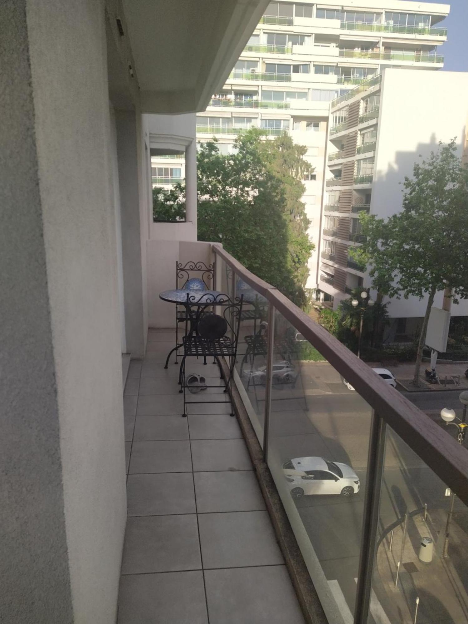 De Standing A 10 Minutes A Pied Du Palais Festival *